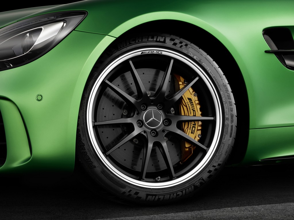 AMG GT R; 2016; Studio; Exterrieur: AMG Green Hell magno; AMG Performance Schmiederad exklusiv für AMG GT R ;Kraftstoffverbrauch kombiniert: 11,4 l/100 km, CO2-Emissionen kombiniert: 259 g/km AMG GT R; 2016; studio; Exterior: AMG Green Hell magno; AMG performance forged wheel exclusive for the AMG GT; RFuel consumption, combined: 11.4 l/100 km, CO2 emissions, combined: 259 g/km