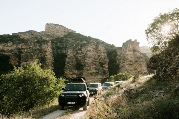 Uşak’ın Tarihi ve Doğal Zenginliklerinde Defender ile Heyecan Verici Bir Sürüş Deneyimi