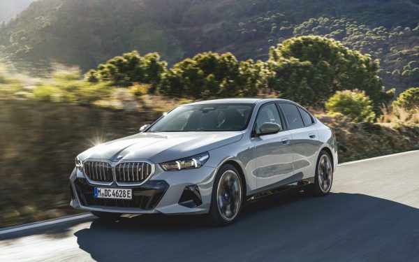 Hem Elektrikli Hem de İçten Yanmalı Motor Seçeneklerine Sahip  Yeni BMW 5 Serisi Sedan için Geri Sayım Başladı…