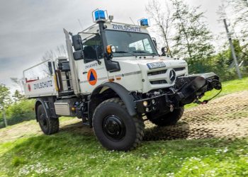 Aşırı hava koşullarında afet yardım destekçisi Mercedes-Benz Unimog U 5023