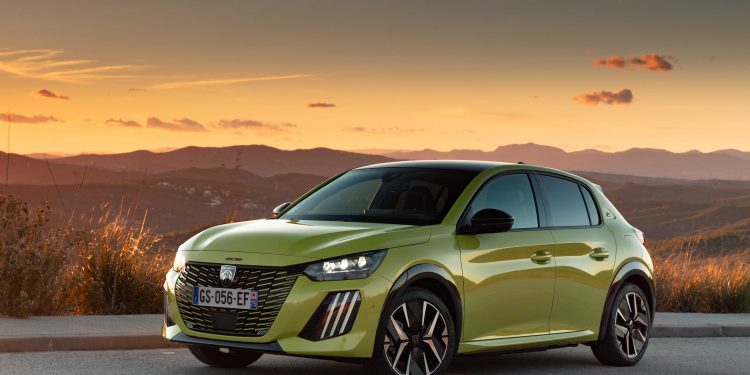 ELEKTRİKLİ PEUGEOT 208 Türkiye’de Yollara Çıktı!